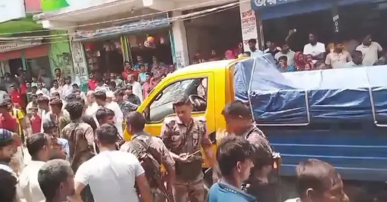 চোরাইপণ্যের গাড়ি ছাড়িয়েছে চোরাকারবারিরা